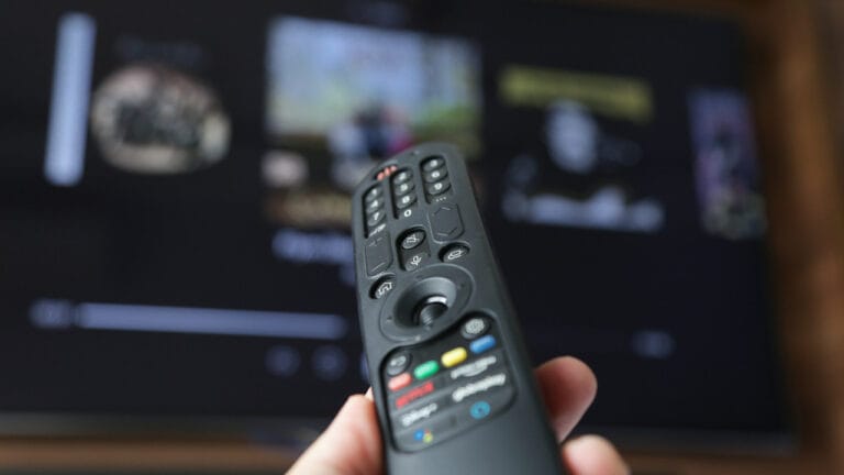 TV’de Görüntü Neden Kenarlardan Kesiliyor? İşte Sebebi!